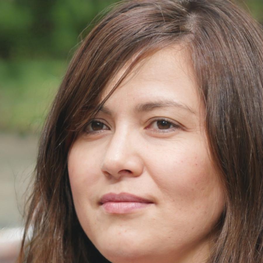 Estudiante desarrollando estrategia financiera innovadora